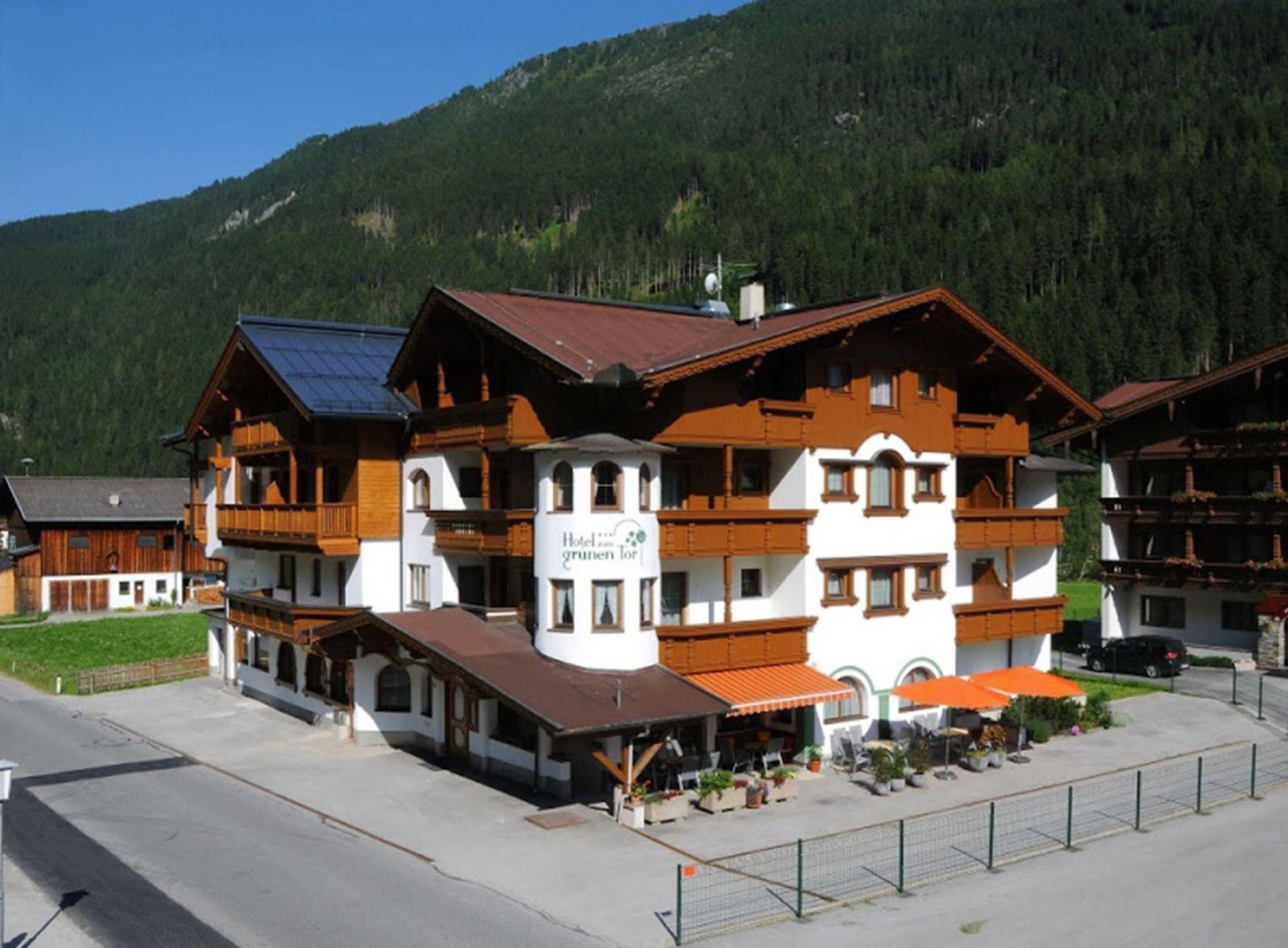 Hotel Zum Grunen Tor Tux Exterior photo